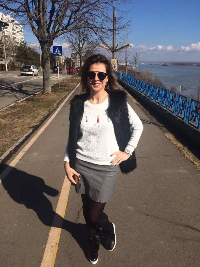 vesta-de-blana-fusta-de-piele-min